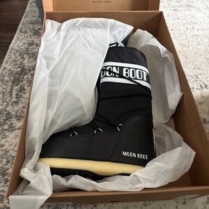 Women’s moon boots brand new size M/L